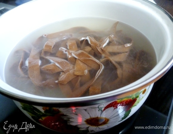 Тем временем вскипятить воду и сварить шоколадную лапшу-феттучине. Время варки зависит от степени сухости. Я варила 4–5 минут.