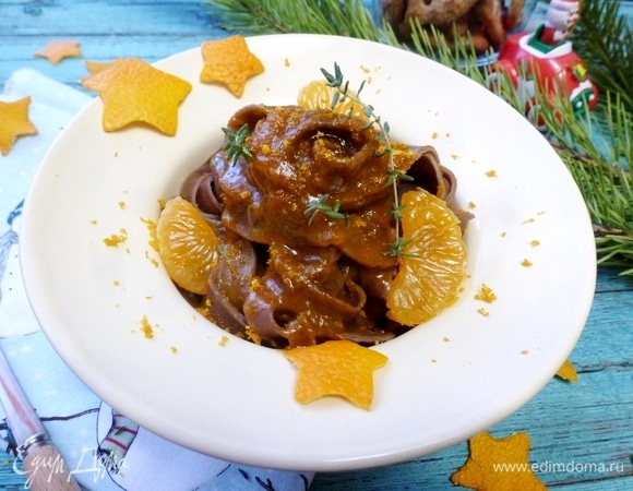 Выложить шоколадные феттучине в тарелку, полить апельсиново-тыквенным сиропом, посыпать цедрой, украсить веточкой тимьяна и дольками апельсина.