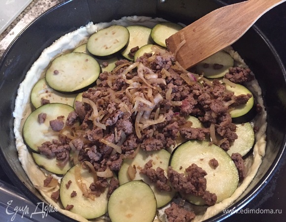 Фарш пережариваем с луком и специями на небольшом количестве оливкового масла. Баклажаны нарезаем кольцами и выкладываем в форму (предварительного вымачивать их не требуется). Поверх баклажанов выкладываем фарш.