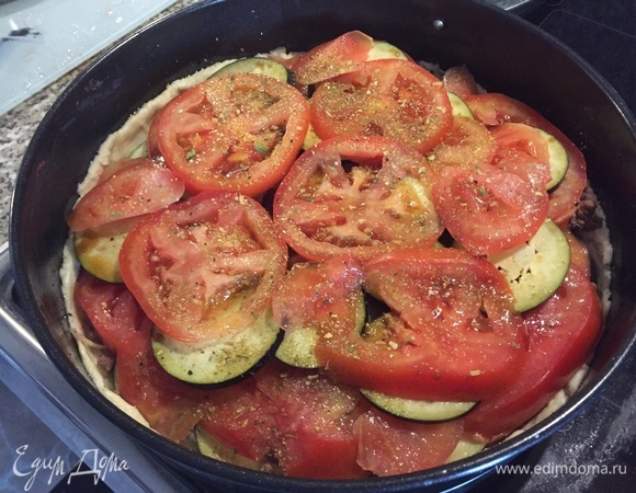 Повторяем слои дважды. Посыпаем специями. Ставим в разогретый до 180°C духовой шкаф на 45 минут.