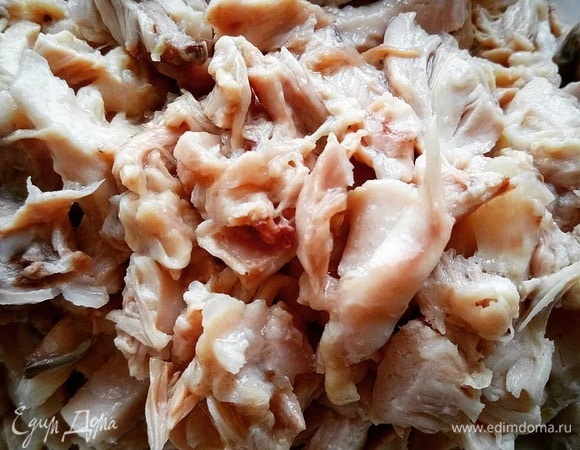 Вес куриных бедер в ингредиентах указан как вес упаковки полуфабриката, то есть, когда вы его отварите, мяса будет меньше по массе. Итак, отвариваем куриные бедра и разделываем его на небольшие кусочки. Пока варятся бедра, подготавливаем другие ингредиенты.