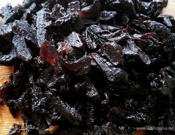Сушеный чернослив тщательно промываем, режем на небольшие кусочки.