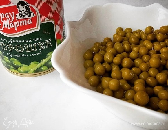 Открываем 2 банки зеленого консервированного горошка ТМ «Фрау Марта».