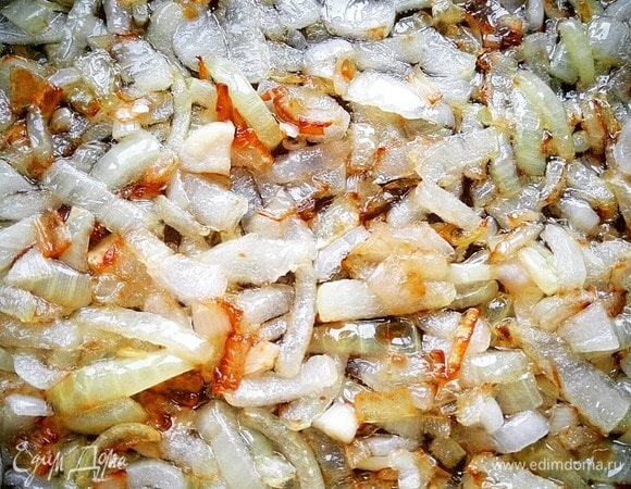 Лук режем мелко и обжариваем на растительном масле до золотистого цвета.