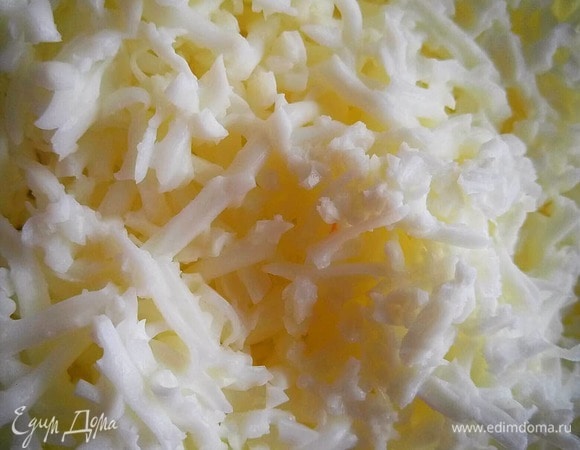 Яйца отвариваем. Отдельно трем на мелкой терке белки.