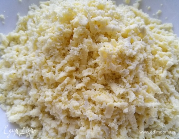 Отдельно трем на мелкой терке желтки.