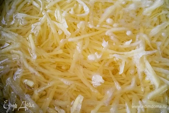 Картофель чистим. Натираем на терке для корейской моркови, заливаем прохладной водой и оставляем на 10 минут.