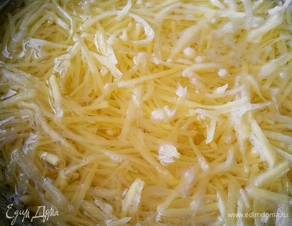 Картофель чистим. Натираем на терке для корейской моркови, заливаем прохладной водой и оставляем на 10 минут.