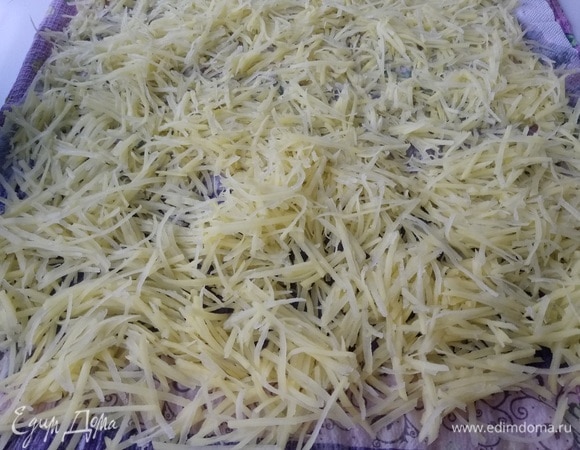 Картофель выкладываем на бумажные полотенца или салфетки, чтобы дать стечь лишней влаге.