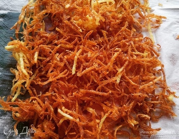 Обжариваем картофель в глубокой сковороде небольшими порциями в большом количестве растительного масла так, чтобы картофель в нем «утонул». При жарке картофельные «нити» могут слипаться. Аккуратно вилкой перемешиваем. Готовый картофель пай достаем из сковороды, выкладываем на бумажные полотенца, даем время, чтобы стекло лишнее масло. Солим.