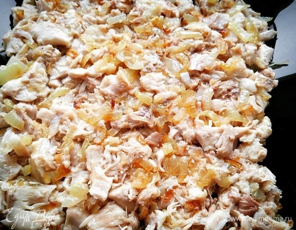 Отварные бедра смешиваем с жареным луком, солим и перчим. Тщательно перемешиваем. Сверху выкладываем слой майонеза.