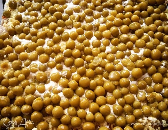 Далее — слой зеленого консервированного горошка ТМ «Фрау Марта». Сверху — слой майонеза.