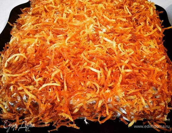 Сверху выкладываем картофель пай. Отправляем в холодильник на пару часов.