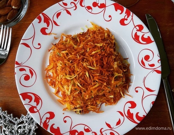 Блюдо готово! Подаем к столу. Кстати, можно взять за основу такой салат, а ингредиенты менять. Например, бедро заменить грудкой, чернослив — курагой и т. д. Импровизируйте) Приятного аппетита!