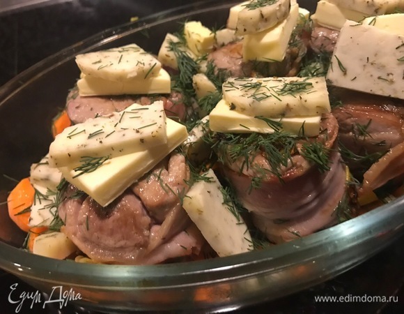 Поверх моркови выкладываем рулеты. На каждый сверху кладем ломтик сливочного масла и ломтик домашнего (любого, какой любите) сыра. Только сорт выбирайте  такой, чтобы при тепловой обработке он не плавился! Немного поливаем соевым соусом и добавляем свежий укроп. Ставим в разогретую до 200°C духовку на 50 минут (на 10-й минуте убавляем огонь до 180°C). Последние 15 минут можно немного потомить блюдо под фольгой.