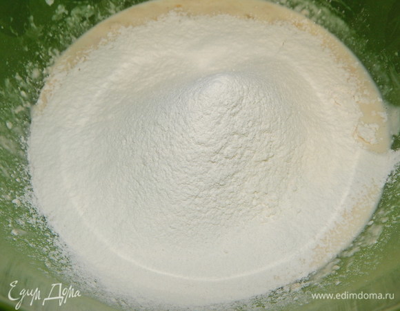 Частями добавляем просеянную муку.