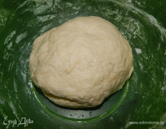 Замешиваем мягкое тесто, не липнущее к рукам. Накрываем чашку с тестом пищевой пленкой и ставим в теплое место на 30 минут.