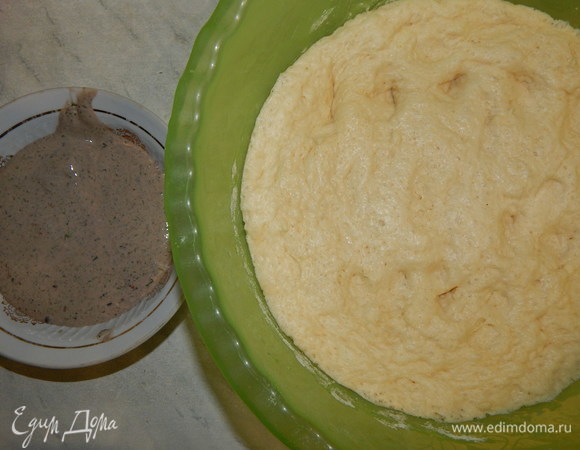 Тесто еще раз обмять.