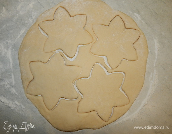 Раскатать его в пласт толщиной 3 мм и вырезать формочкой заготовки для мини-пицц.