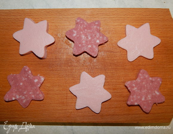 Из колбасы вырезать фигурки формочкой меньшего размера.