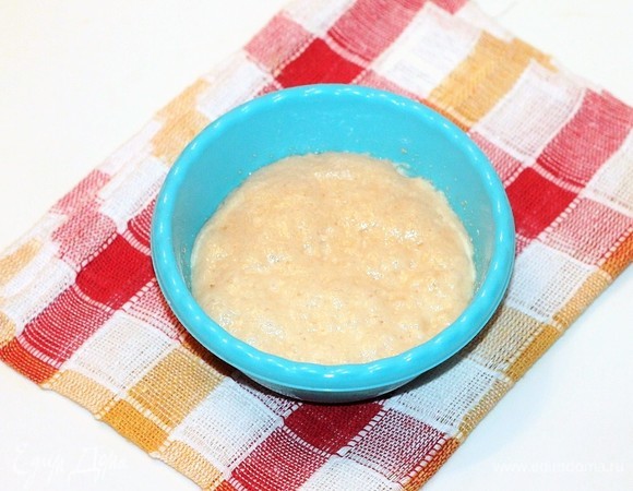 Приготовим опару. Дрожжи смешиваем с 1 ст. л. муки и просеиваем. В 60 мл теплого молока растворить 1 ст. л. сахара и вмешать дрожжевую смесь. Ставим миску с опарой в теплое место для образования пенной шапочки.