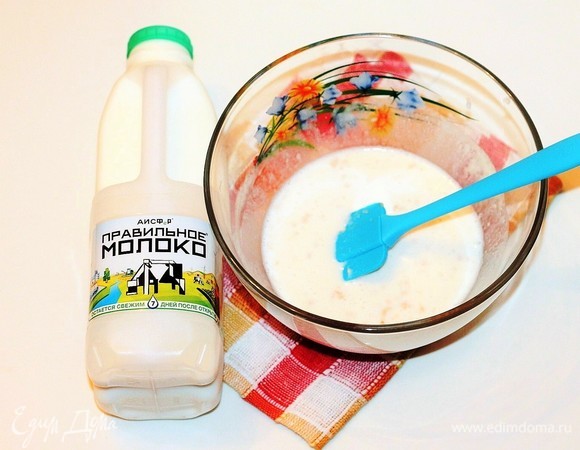 Добавляем к маслу ПравильноеМолоко АО АИСФеР (440 мл), 1 ст. л. сахара, ванильный сахар (1 пакетик), соль (1 ч. л.), растительное масло (50 мл) и опару, перемешиваем до однородности.