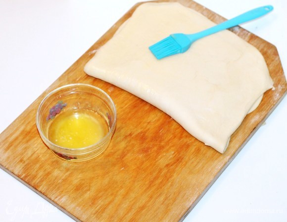 Складываем и раскатываем тесто в пласт, но уже прямоугольник будет меньше.