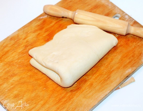 Снова смазываем 1/2 часть пласта маслом и складываем пополам.