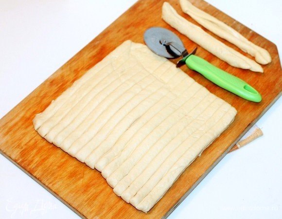 Раскатываем тесто в прямоугольник размером примерно 22х20 см и разрезаем на полоски шириной 1–1,5 cм. У меня вышло 17 полосок.