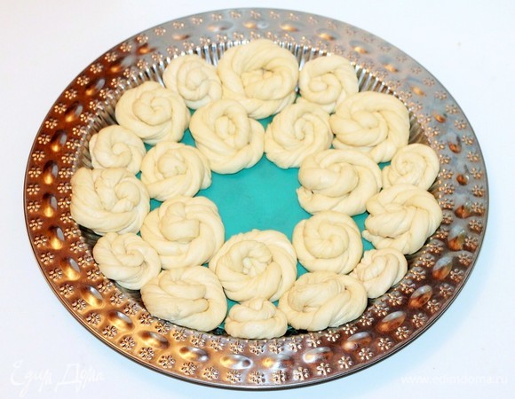 Форму для выпечки застелите пекарской бумагой и смажьте маслом. Силиконовый коврик не смазываем маслом. Раскладываем по кругу заготовки-веночки. Середину оставляем пустой.