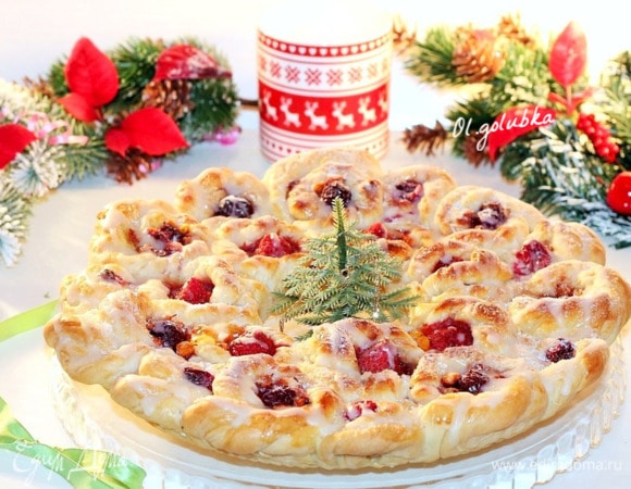 Выпекаем пирог в хорошо разогретой до 180°C духовке минут 30–40 до легкого румянца. Затем смазываем пирог взбитым желтком с 1 щепоткой сахара и 1 ст. л. молока и допекаем до красивой корочки.