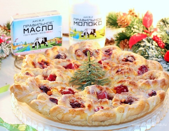 Готовый пирог накрываем полотенцем и охлаждаем. А в это время приготовим глазурь. Соединяем сахарную пудру с 2 ст. л. молока, взбиваем венчиком до растворения. Украшаем остывший пирог глазурью. Со второй частью теста поступаем так же или готовим пирог с другой начинкой.