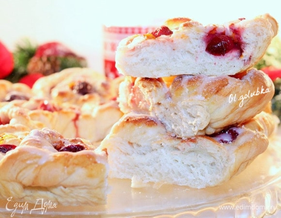 Подаем пирог к праздничному столу с чашкой ароматного чая, крепкого кофе или холодного молока. Приятного аппетита и вкусного праздника!