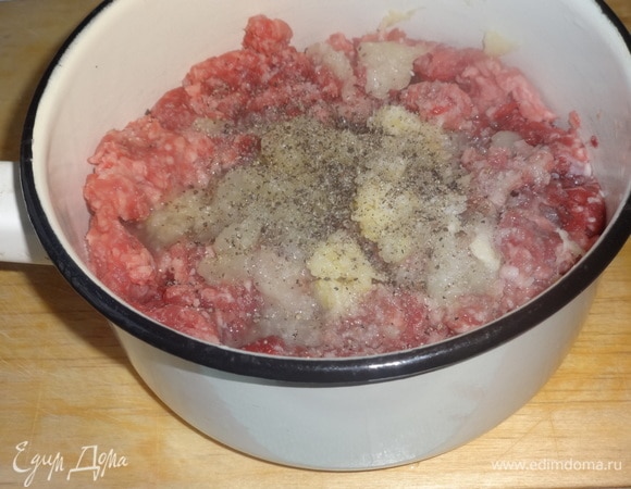 Лук и чеснок очистить, вымыть, измельчить в блендере. Добавить в фарш (у меня смесь свиного и говяжьего). Посолить и поперчить, перемешать.