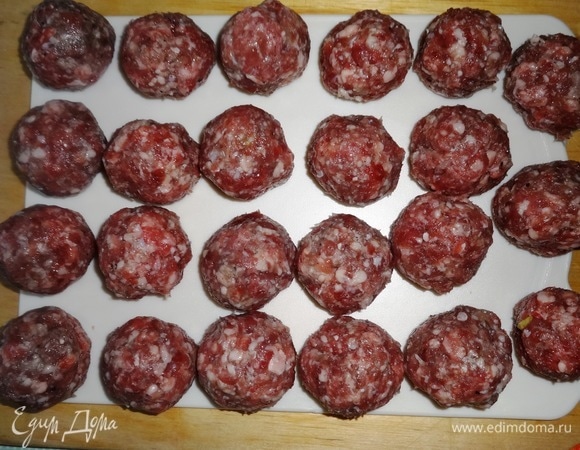 Из фарша сформировать небольшие шарики.