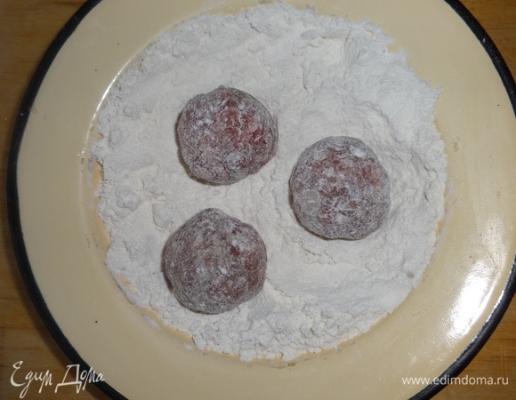 Фрикадельки обвалять в муке.