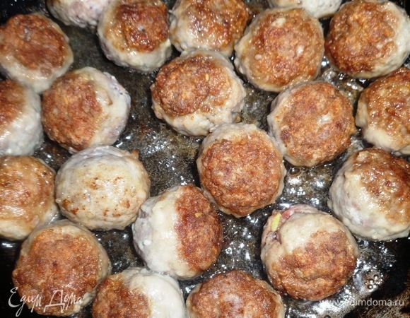 В сковороде разогреть растительное масло, выложить фрикадельки и обжарить их со всех сторон до румяной корочки.