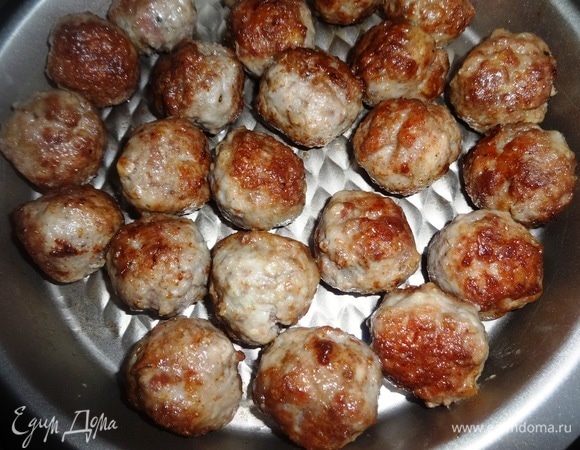 Выложить фрикадельки в форму для запекания.