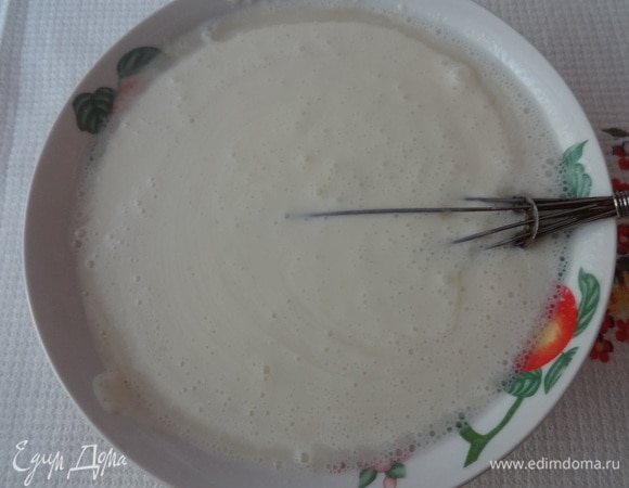 Для соуса сметану соединить с майонезом, немного посолить, перемешать. Постепенно подливать холодную кипяченую воду и размешивать соус.