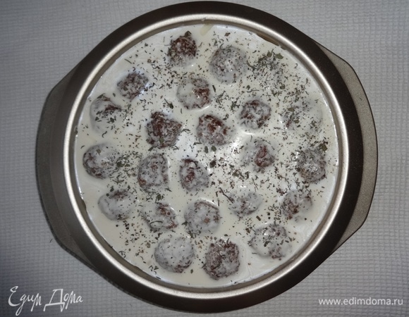 Залить фрикадельки соусом. Посыпать тимьяном и перцем. Поставить форму в духовку, разогретую до 180°C, и запекать фрикадельки в течение 40–45 минут.