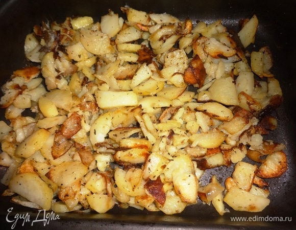 Готовый картофель достать из духовки. Картофель посолить, положить в него сливочное масло, перемешать.