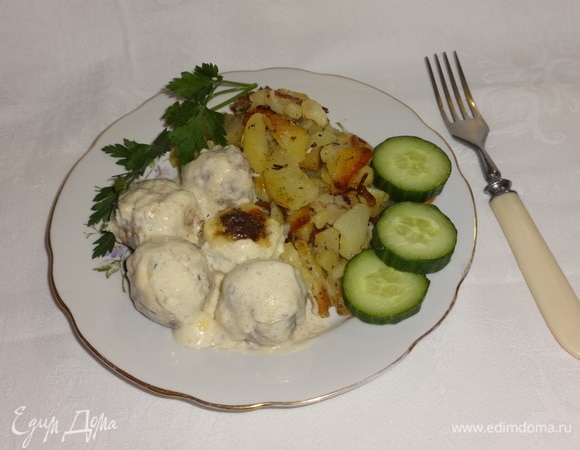 На тарелку выложить порцию фрикаделек вместе с соусом и порцию картофеля. Украсить зеленью, свежими или маринованными овощами. Угощайтесь! Приятного аппетита! Вкусных вам праздников!