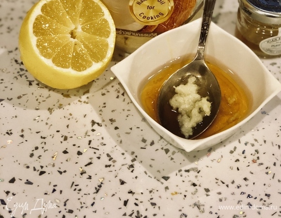 К рыбе идеально подойдет медово-чесночный соус. Вкус соуса вы можете корректировать по вашему желанию.