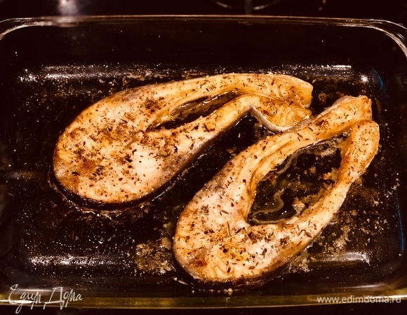 Ставим стейки в предварительно разогретую до 180°C духовку и запекаем около 20–25 минут.