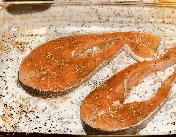 Выкладываем их в стеклянную форму, сверху посыпаем натуральными специями для рыбы и сбрызгиваем их оливковым маслом.