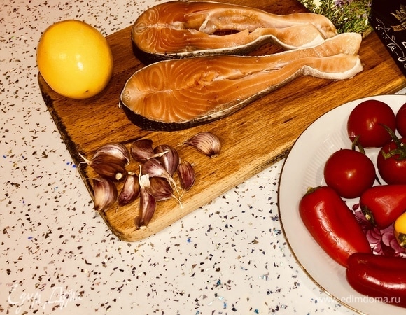 Берем стейки форели либо другой красной рыбы, моем и хорошо просушиваем салфетками.