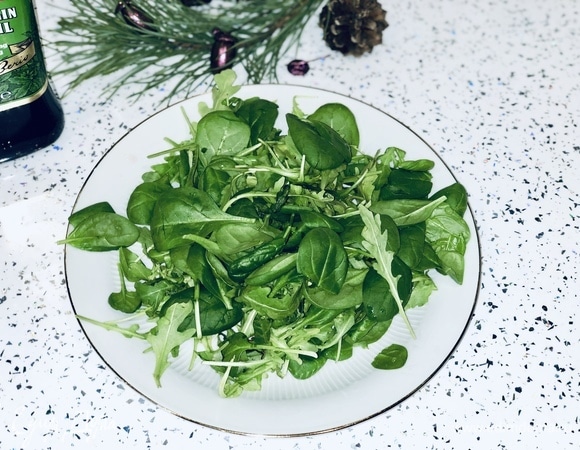 Хорошо промойте и просушите зелень. Выложите ее на красивое блюдо.