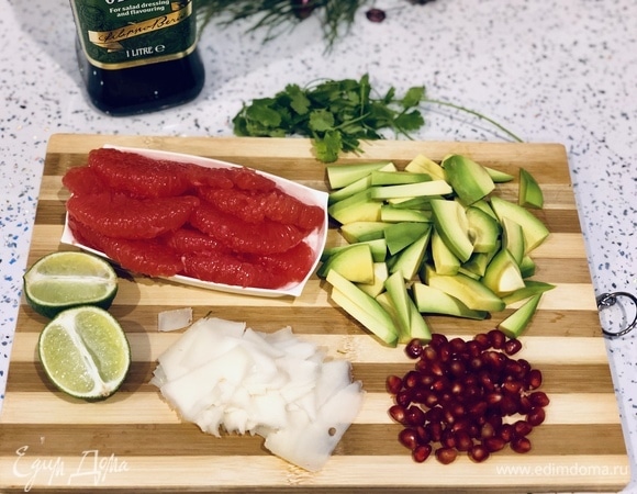 Грейпфрут разберите на отдельные дольки (только мякоть), авокадо нарежьте полукольцами.