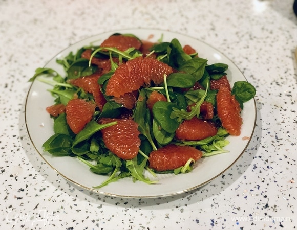 На листья салата сверху выкладываем грейпфрут.