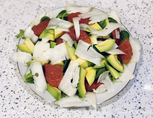 Затем выложите авокадо, кусочки сыра (можно мягкого сыра, можно лепестки пармезана).